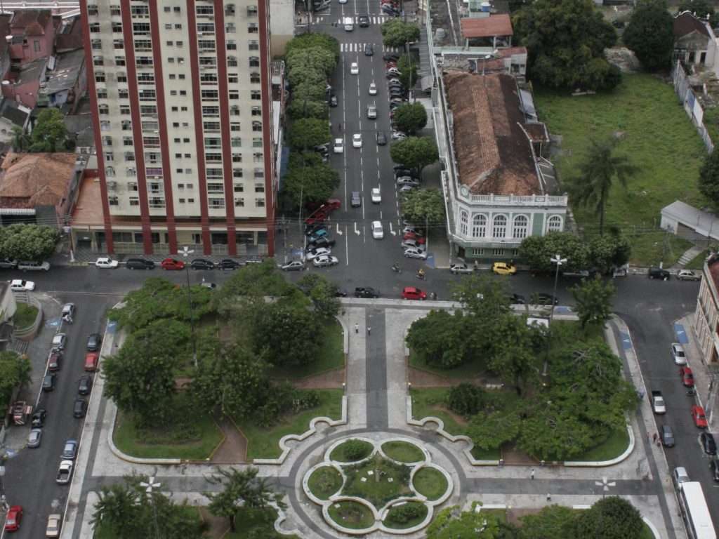 48.2-Vista-aerea-da-Praca-Antonio-Bittencourt.-Manaus-entre-o-passado-e-presente.-Durango-Duarte.-p.-48-scaled